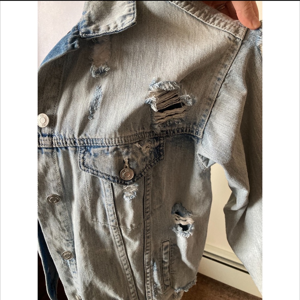 RSQ Light Wash Distressed Denim Jean Jacket size XS - Picture 4 of 7